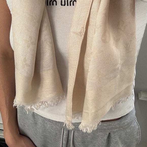Authentic Louis Vuitton monogram cream scarf - Picture 7 of 7